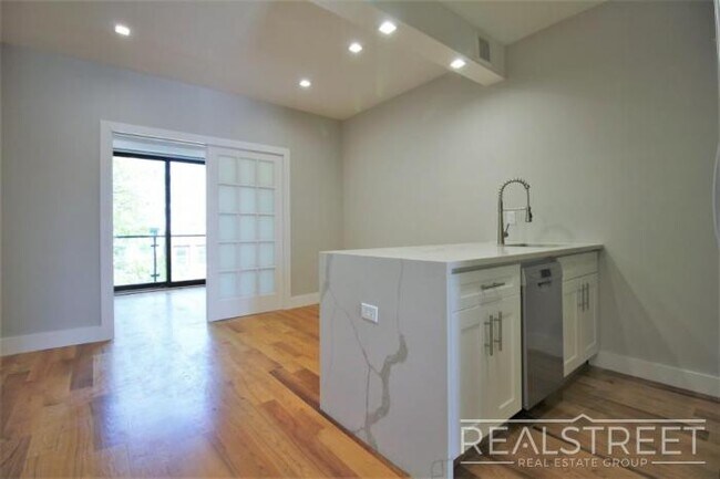 Foto del edificio - 2 bedroom in Brooklyn NY 11233