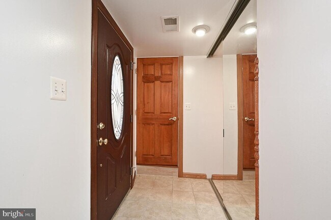 La entrada está separada del resto de la casa. - 5700 Chapin Ave