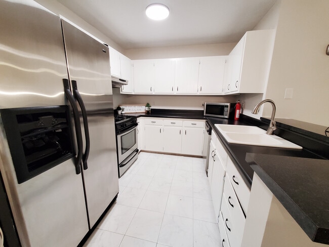 Photo - Room in House on Henslowe Dr