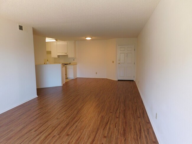 Foto del edificio - 10241 Commerce Ave