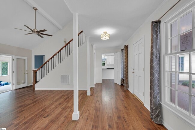 Foto del edificio - 203 Roper Mountain Rd Ext