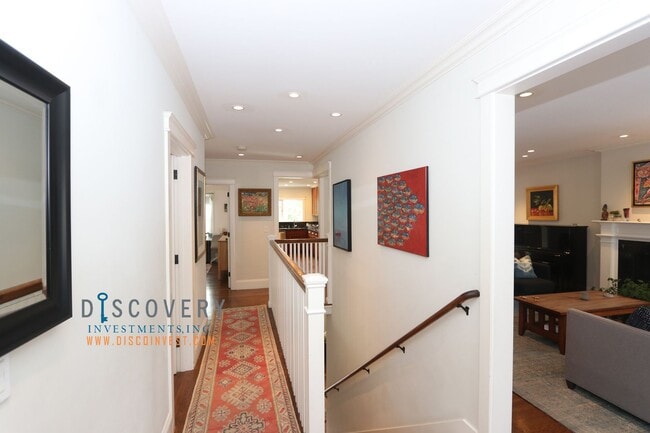 Foto del edificio - Sophisticated Piedmont Colonial with Enclosed Yard