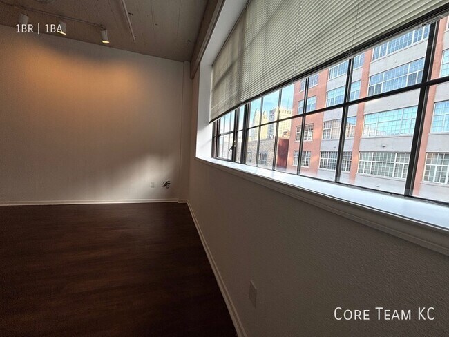Foto del edificio - 320 W 7th St
