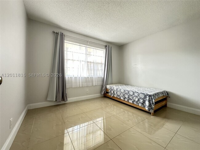 Foto del edificio - 9370 SW 8th St