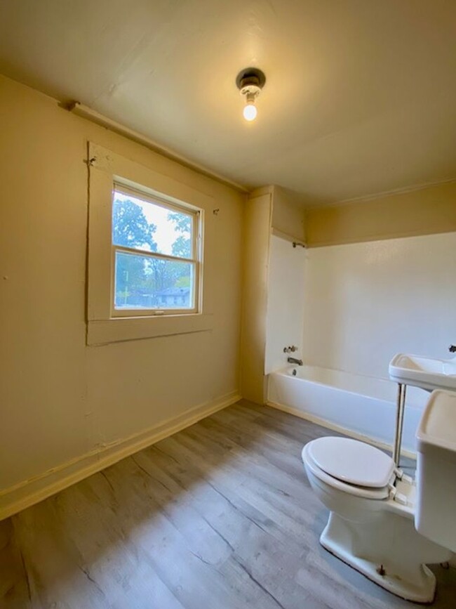 Building Photo - Rent to Own! Remodeled 1 Bedroom 1 Bath Ho...