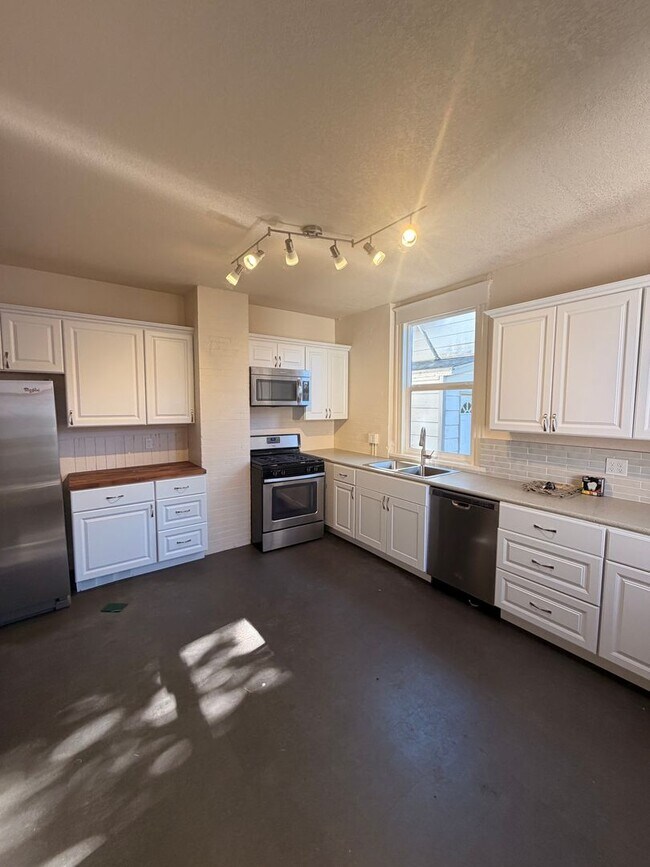 Foto del edificio - 223 N Alabama St