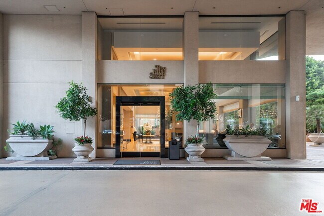 Building Photo - 10560 Wilshire Blvd