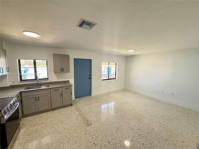 Foto del edificio - 180 NE 57th St