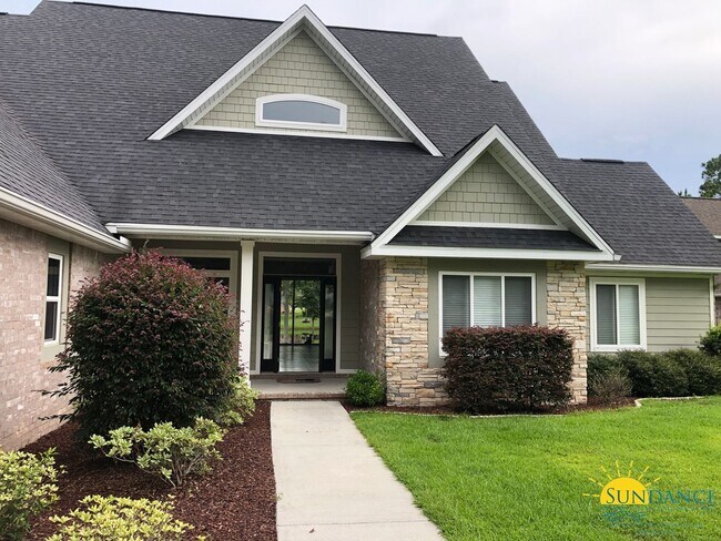 Foto del edificio - Stunning 4 Bedroom Custom Built Lake Front Home!