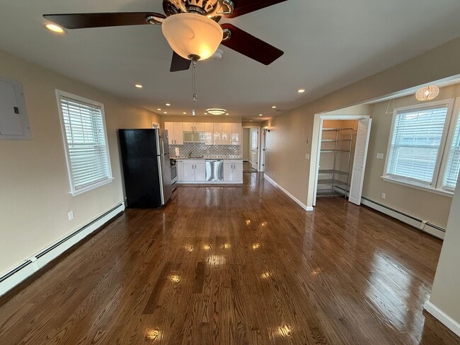 Building Photo - Mint 2 Bed/2 Bath Single-Family Home in Howard Beach!