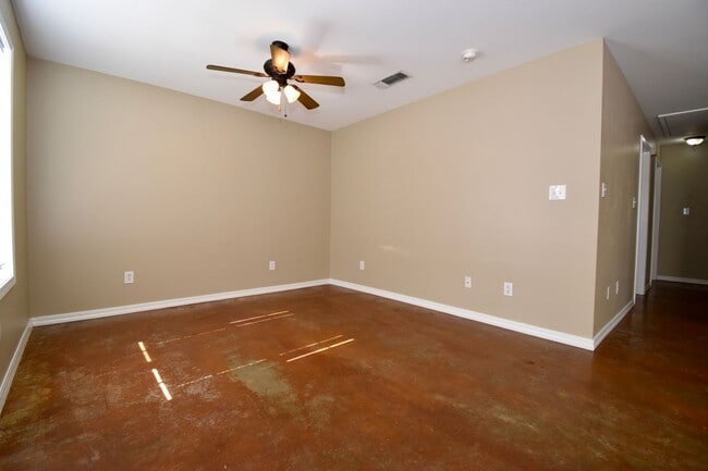 Building Photo - 3 Bedrooms, 3 Bathrooms, & Close to Campus...
