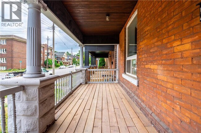 Photo du bâtiment - 16 Sherman Ave S