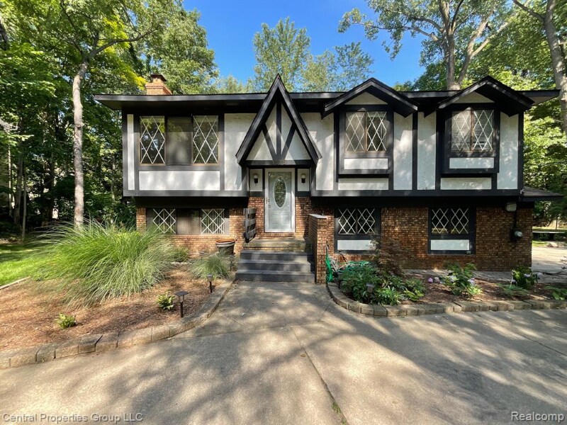 4575 Borland St, Orchard Lake, MI 48323 House for Rent in Orchard