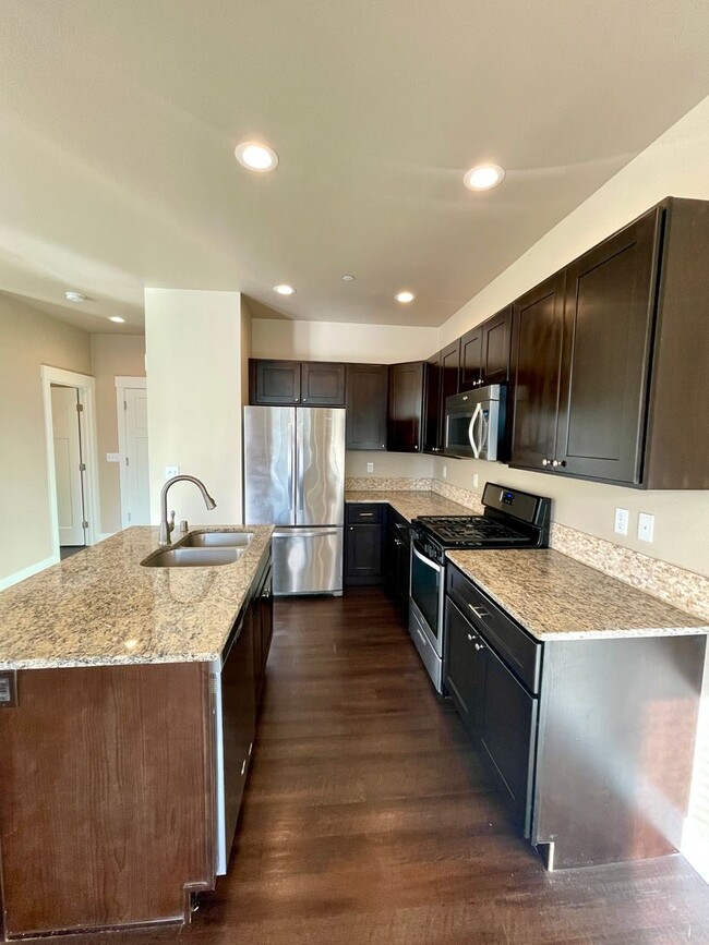 Building Photo - $200 Off 1st Full Month’s Rent!  3 Bedroom...
