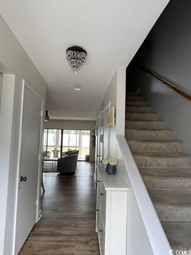 Building Photo - 929 Villa Dr