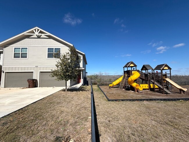 Foto del edificio - 3 bed 2.5 bath Duplex in a gated community