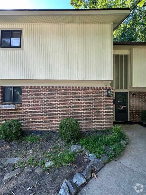 Building Photo - 102 Briarview Cir