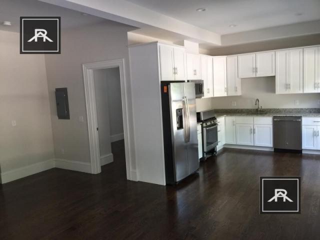 Foto principal - 4 bedroom in Newton MA 02468