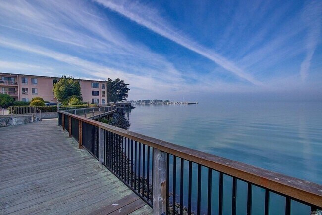 Building Photo - $500 Move-In Special!!! 1 Studio for Rent at the Watergate Apartments in Emeryville!
