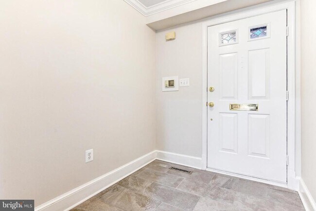Foto del edificio - 3221 Sutton Pl NW