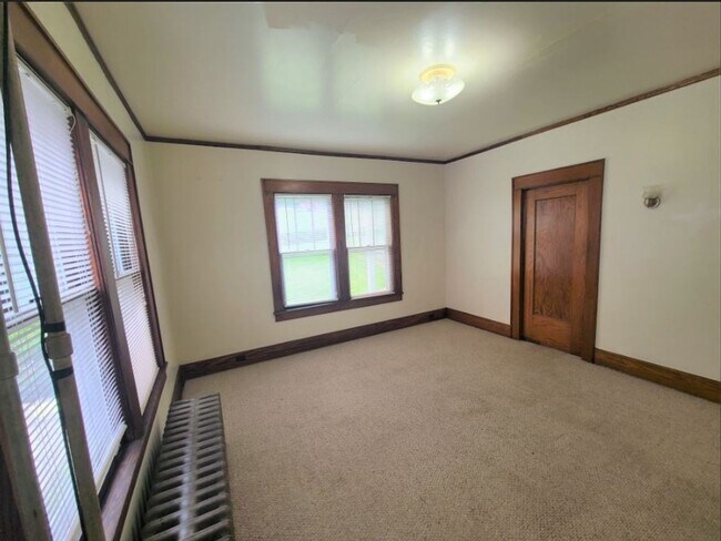 Building Photo - Downtown - 3 Bedroom House - Available 05/...