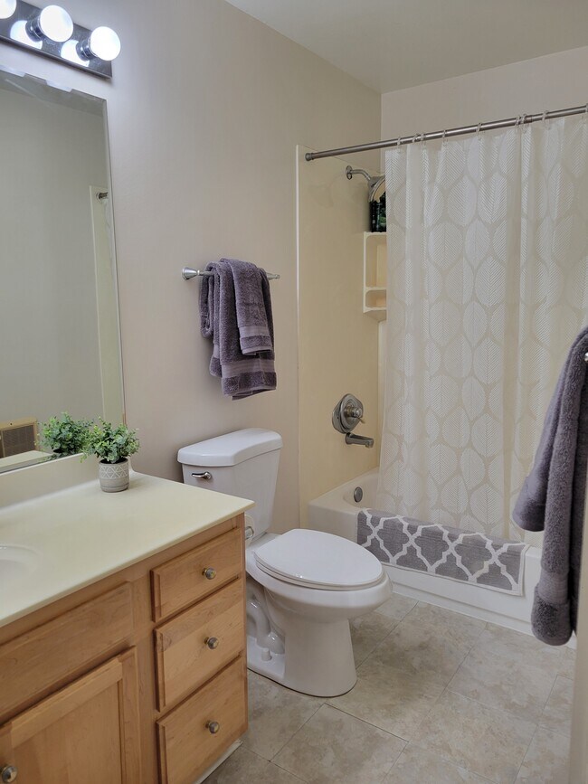Bath - 1467 Marchbanks Dr