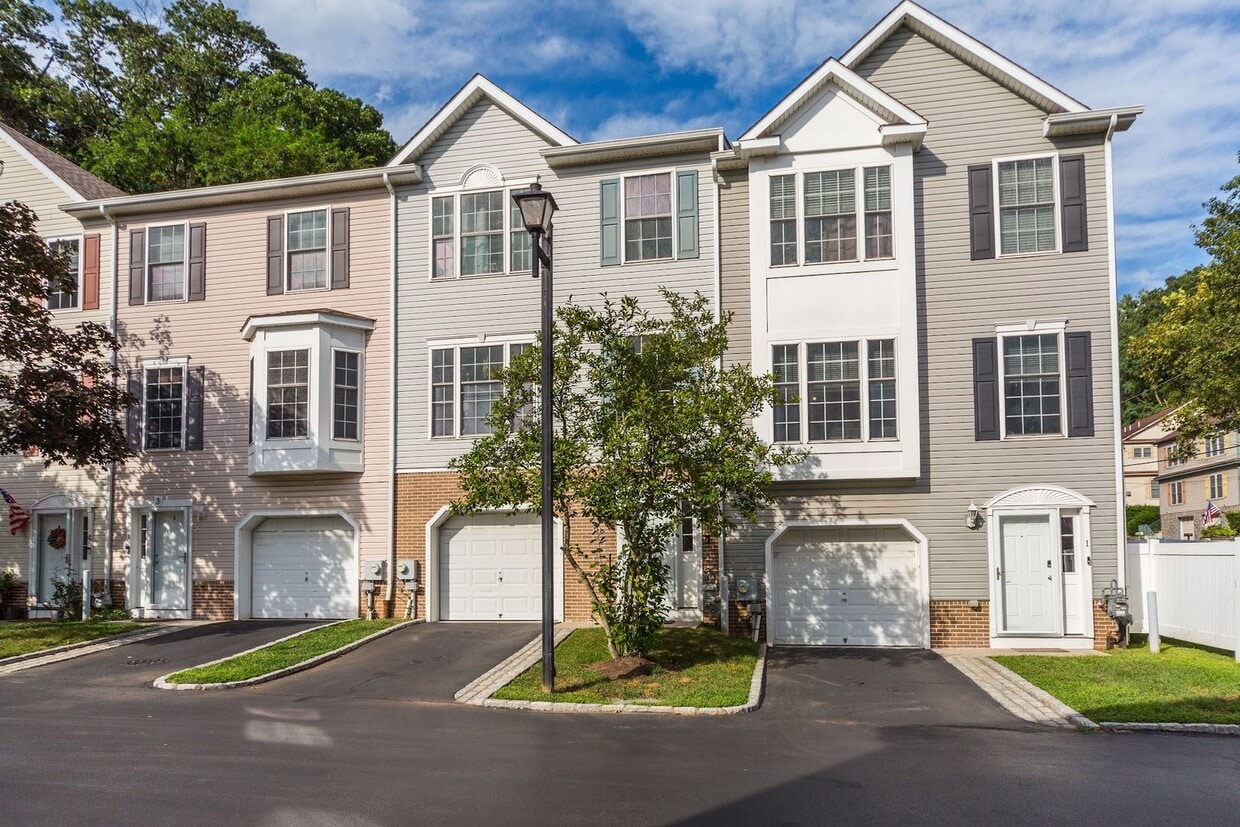 Primary Photo - Beautiful 3-Bed, 2.5-Bath Townhome with Ga...