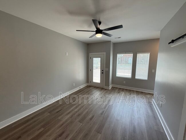 Building Photo - 525 Dellwood Dr