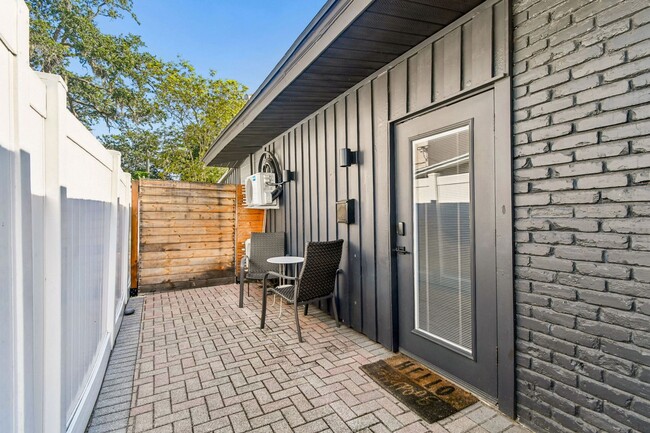 Gorgeous FULLY FURNISHED 1 Bedroom/1 Bath apartment with private entrance, in Winter Park - Gorgeous FULLY FURNISHED 1 Bedroom/1 Bath apartment with private entrance, in Winter Park