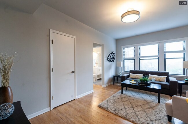 Foto del edificio - Uptown - 1 Bed / 1 Bath - Dog Friendly!