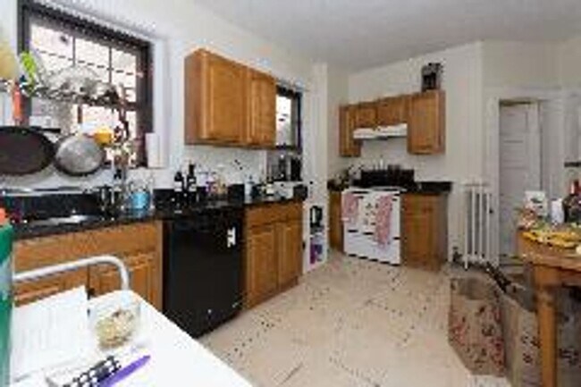 Foto del edificio - Huge Brookline 5 Bed/2 Bath, 1200 Block of Beacon, BU Central, Heat Inc, Available Sept 1, 2026