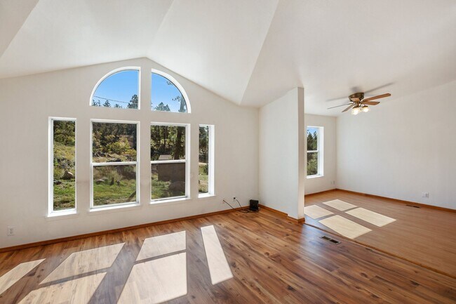 Building Photo - Wonderful Rural Home!