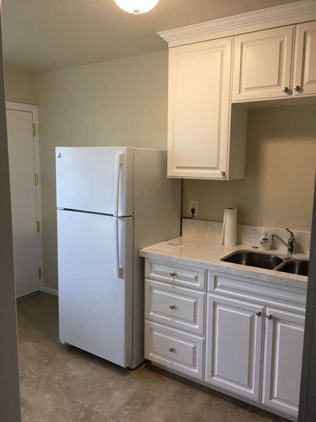 Kitchen - 8431 Crenshaw Dr