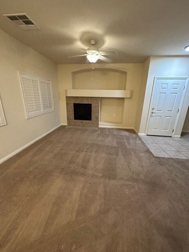 Building Photo - *$500 OFF FIRST MONTHS RENT* SPACIOUS 3 BE...