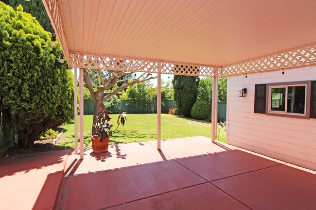 Building Photo - Coming Soon! Lovely Redwood Heights Home w...