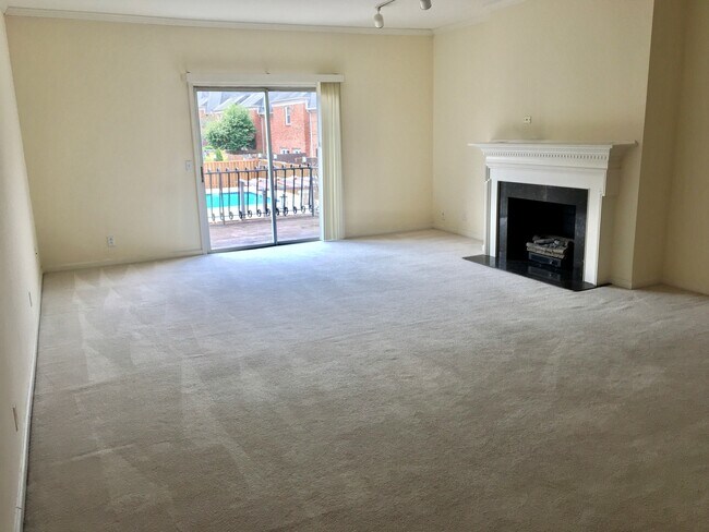 Living/Dining Room (22' x 17') - 4500 Post Rd