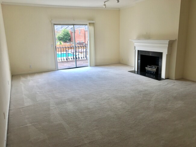 Living/Dining Room (22' x 17') - 4500 Post Rd