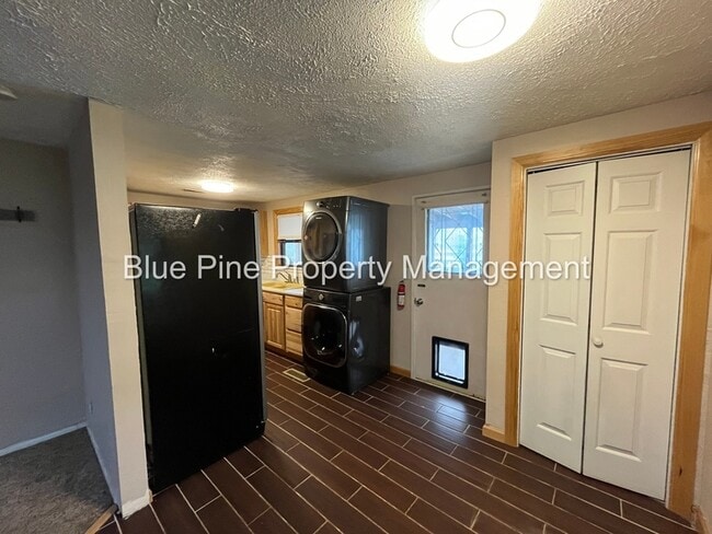 Building Photo - 1080 Halsey St