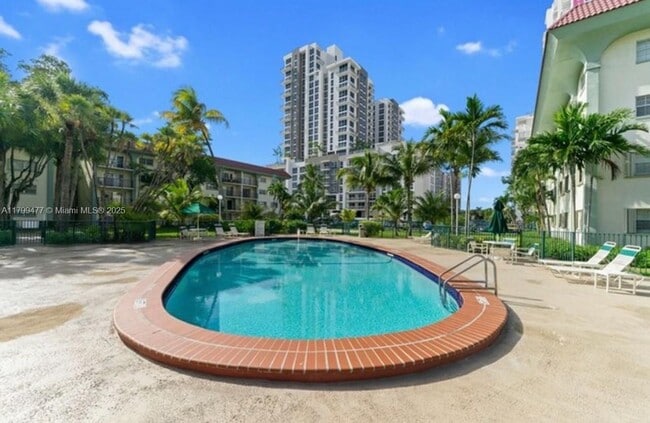 Foto del edificio - 8101 SW 72nd Ave