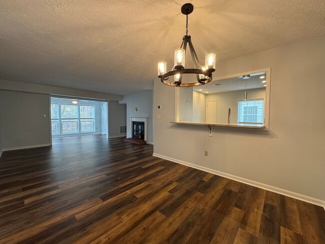 Foto del edificio - Sun-filled And Spacious 2 Bed 2 Bath Condo With Balcony In Desired Willow Point