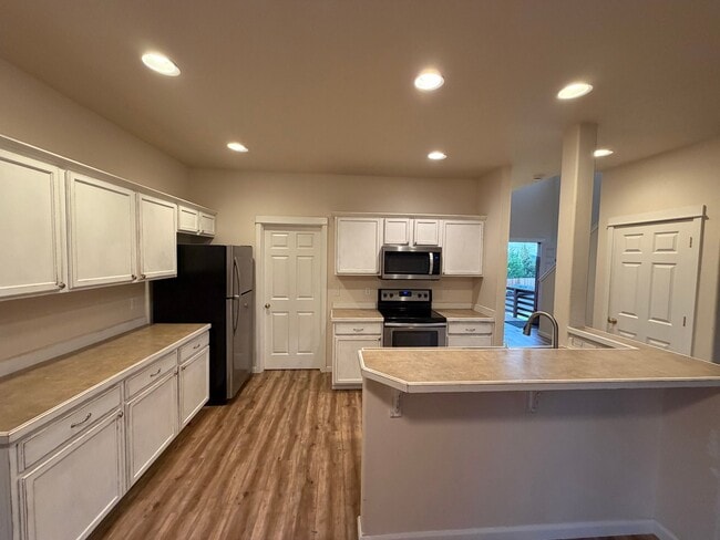 Building Photo - 4120 SW Reindeer Ave