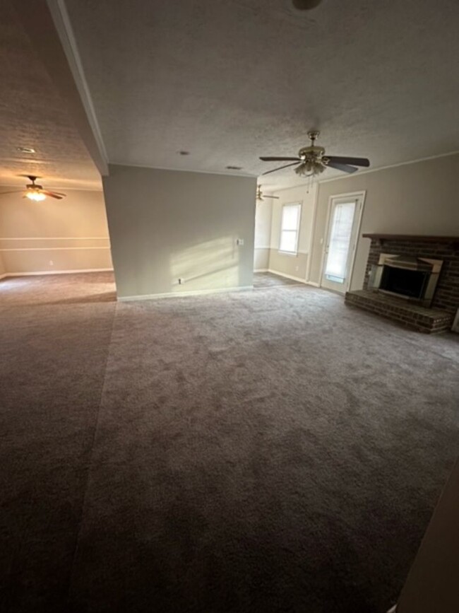Building Photo - 3 bedroom/ 2 Bath.... Move In Ready!!!!