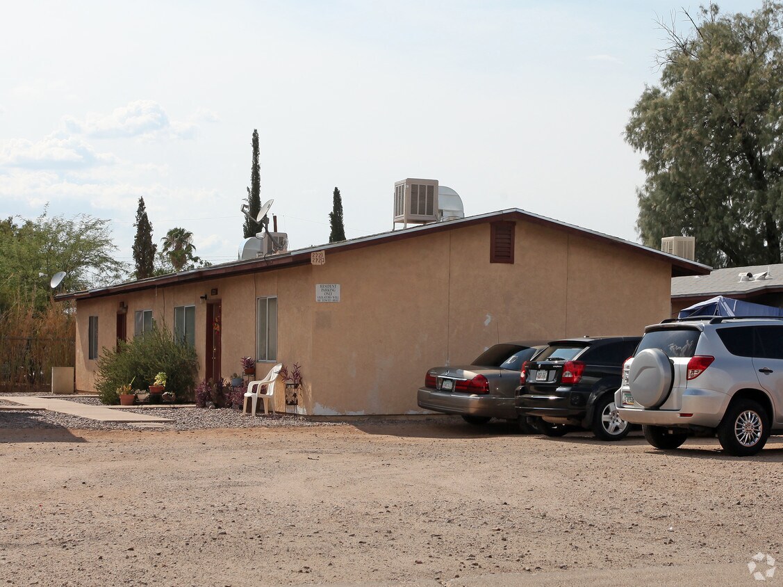 Primary Photo - 2731-2791 N Fair Oaks Ave