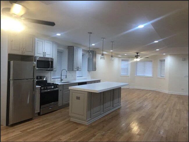 Building Photo - 2505 N Hamlin Ave