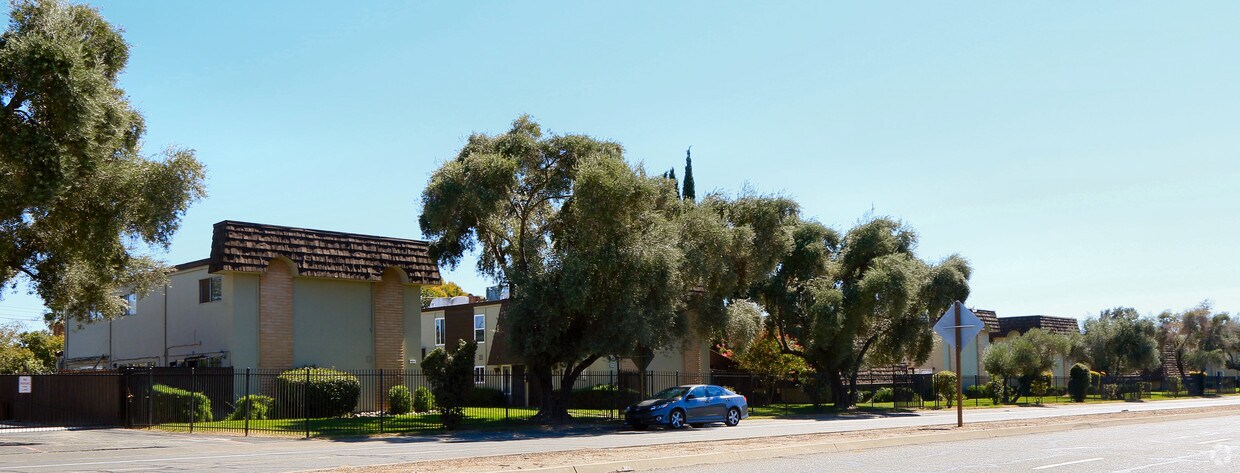 Primary Photo - 5606 Hillsdale Blvd