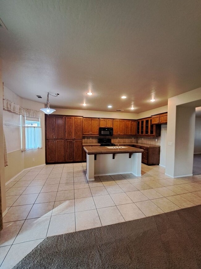 Building Photo - Immaculate  Large Home Located In Clovis Unified School District!