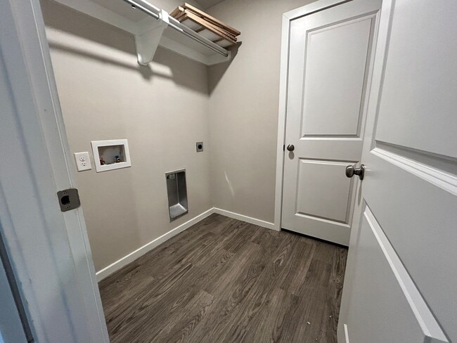 Building Photo - 3 bed 2 bath