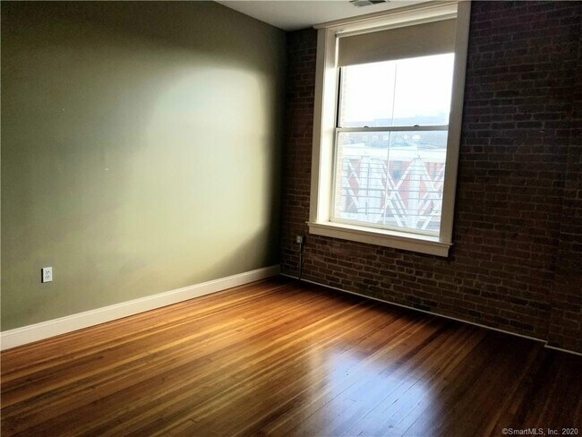 Foto del edificio - 14 N Main St