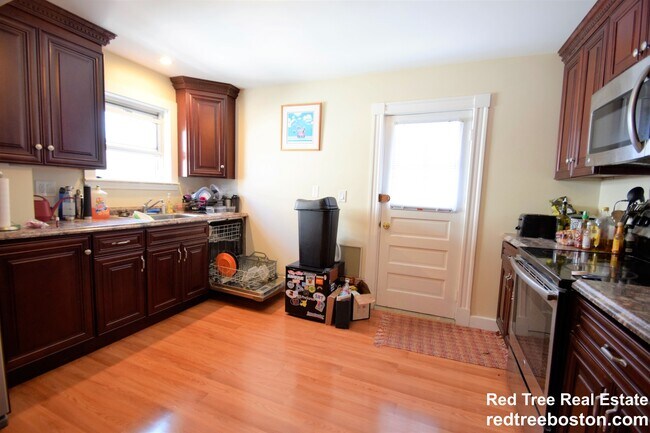 Foto del edificio - 25 Oak Square Ave