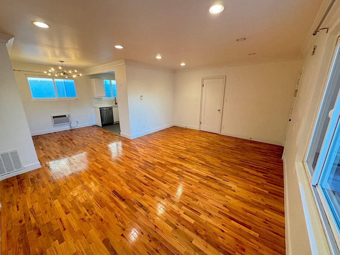 Foto principal - 8585 Pickford St